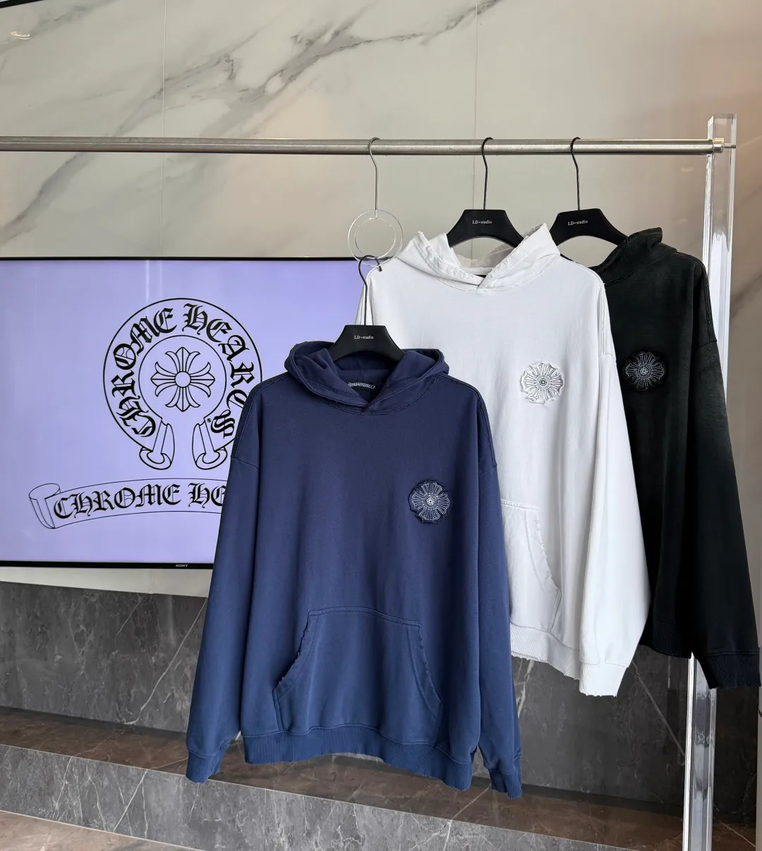 P320 🔥🔥🔥ceiling level 𝗖𝗵𝗿𝗼𝗺𝗲 𝗛𝗲𝗮𝗿𝘁𝘀/Cro Heart 2025 cross patch embroidery summer new original single counter American acid washed distressed laser burnt patch embroidery couple casual hooded sweatshirt 👑The highest version! Customized fabric 440g tripe terry fabric! American acid-washed and distressed original fabric laser burnt ✟appliqué embroidery and exquisite embroidery of letters! The best-selling model at the counter. It is very comfortable to wear. It is low-key yet luxurious. It is very classy when worn. The large size and tailoring are needless to say. The upper body is exquisite and vivid. 👍High-end first-class materials. A truly palace-level product. The cotton from Turkey is of outstanding quality. After heavy washing, the clothes are very soft! Not picky, the upper body is absolutely stylish and extremely luxurious. Auxiliary materials: The original model has been authenticated and labeled ➕100% silk washed with water label. Genuine purchase-grade original hangtag➕matching hanging rope➕3D hanging beads➕original packaging bag. Craftsmanship: The original version has consistent wiring! The highest version of the armhole matching technique! Countless times of pattern making to 100% restore the original appearance! The correct version is the same for men and women, super eye-catching, super good-looking, and super atmospheric! Color: White Black Royal Blue Size: S-XL